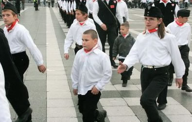 Büszkén menetelő oroszlánkölykök