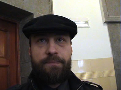 Hazafi. Hat rendőrt evett meg reggelire, ezért meg is mondtam neki, hogy szégyellje magát. :)