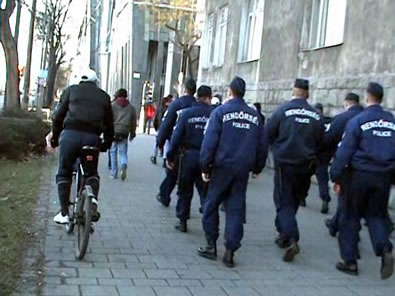 A rendőrök kísérik őket