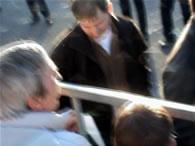 Balázs István a Kossuth tér parancsnokának mutatja a papírt.