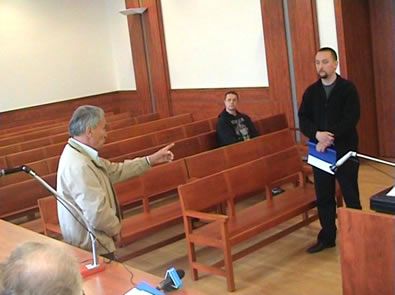 Szakértő bácsi mutogat