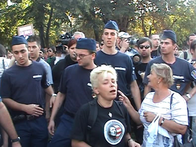 Sün bácsik néniket terelnek